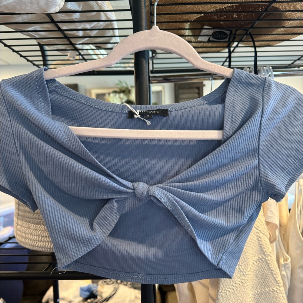 Blue ribbed cropped tee with twist front